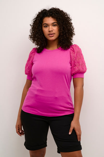 Model med pink/violet t-shirt med blonde ballon- og pufærmer.