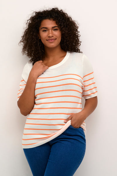 Billede af model med hvid plus size t-shirt. T-shirten har tynde orange striber, som starter over brystet og fortsætter ned af t-shirten. 