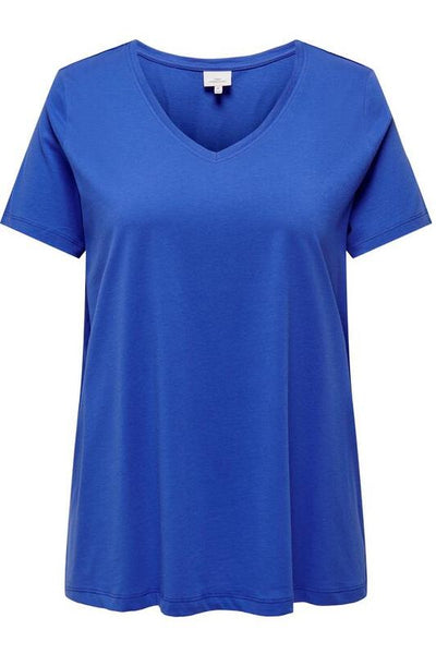 Billede af en klassisk plus size t-shirt, fra Only Carmakoma. T-shirten er blå og har korte ærmer. Derudover har den V-udskæring og a-facon, med god længde.