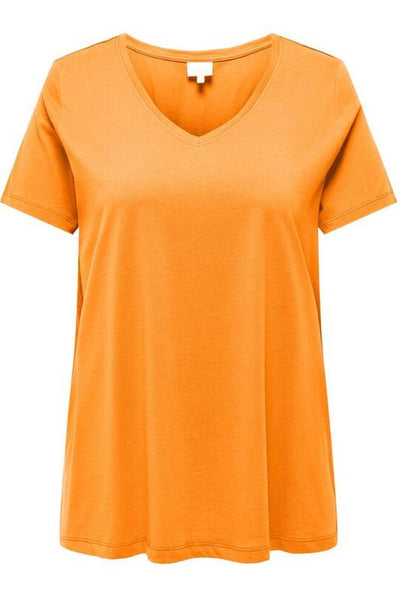 Billede af en klassisk plus size t-shirt, fra Only Carmakoma. T-shirten er i farven abrikos har korte ærmer. Derudover har den V-udskæring og a-facon, med god længde.