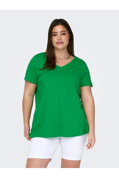 Plus size model med klassisk t-shirt i en flot grøn farve.