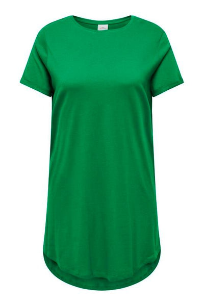 Billede af en grøn knælang mini kjole. Kjolen har korte ærmer, og er fra Only Carmakoma.