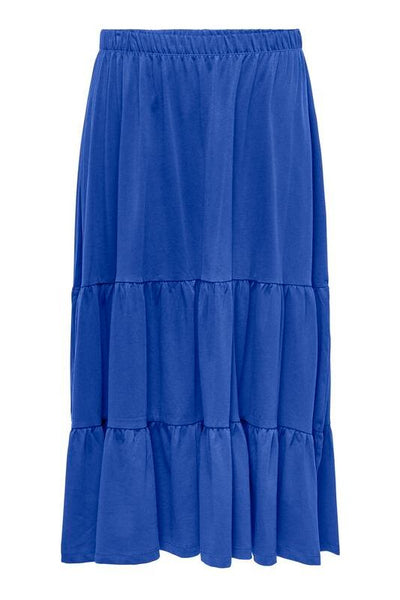 Billede af en blå maxi nederdel, med smal elastik talje og flæse lag i jersey kvalitet. Nederdelen er fra Only Carmakoma.